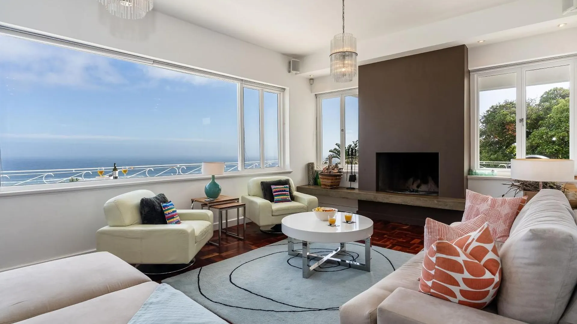 Delightful Large Villa In Camps Bay With Pool - Picasso Cape Town