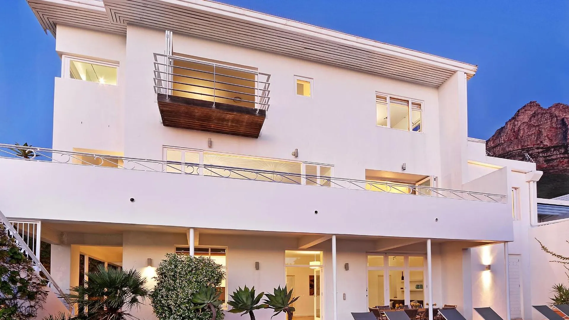 Delightful Large Villa In Camps Bay With Pool - Picasso Cape Town