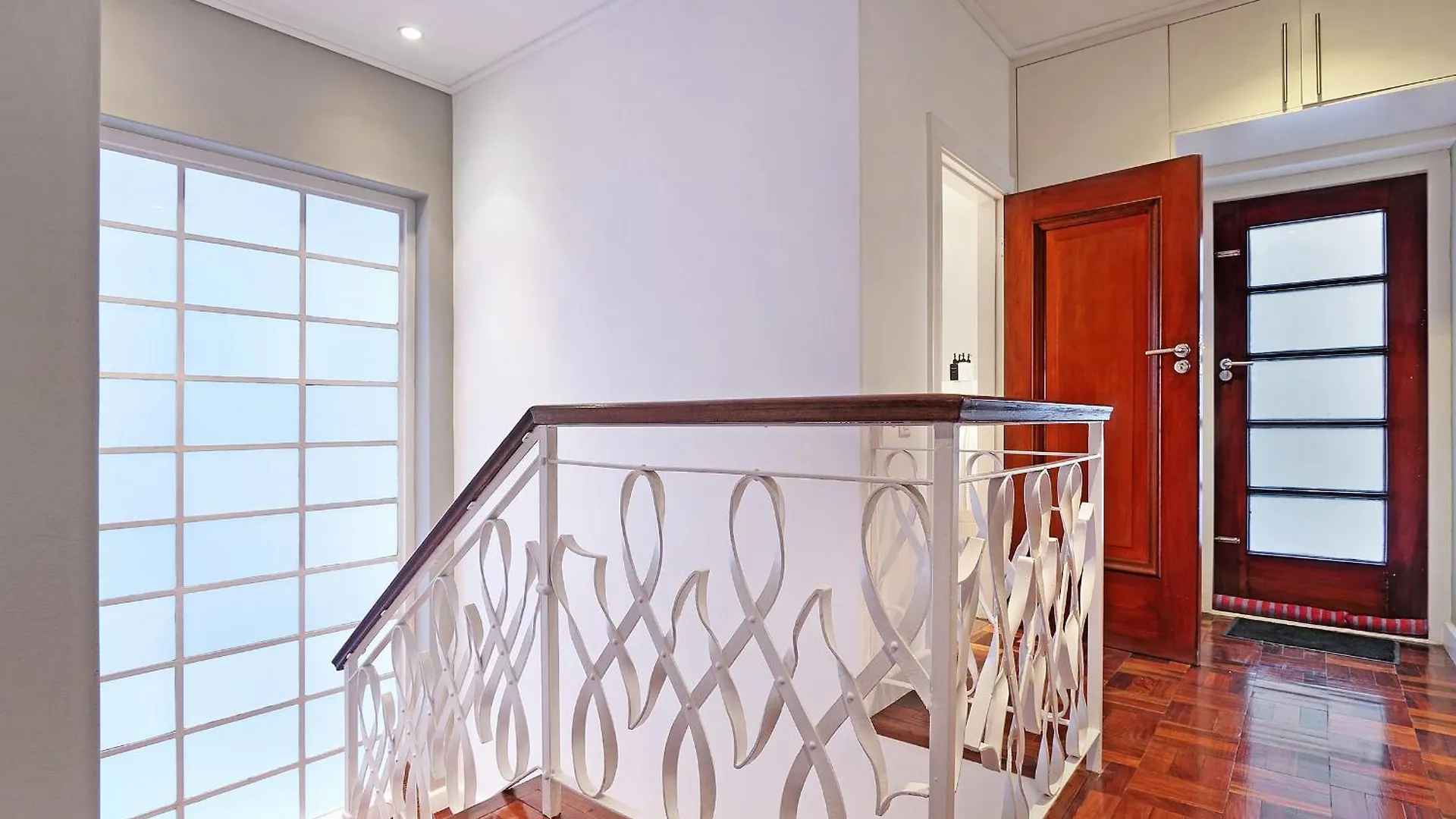 Delightful Large Villa In Camps Bay With Pool - Picasso Cape Town