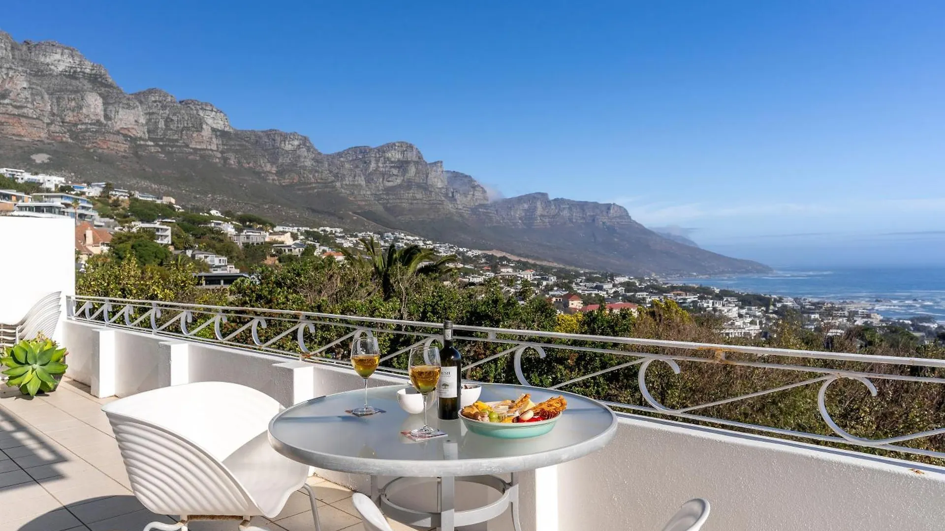 Delightful Large Villa In Camps Bay With Pool - Picasso Cape Town