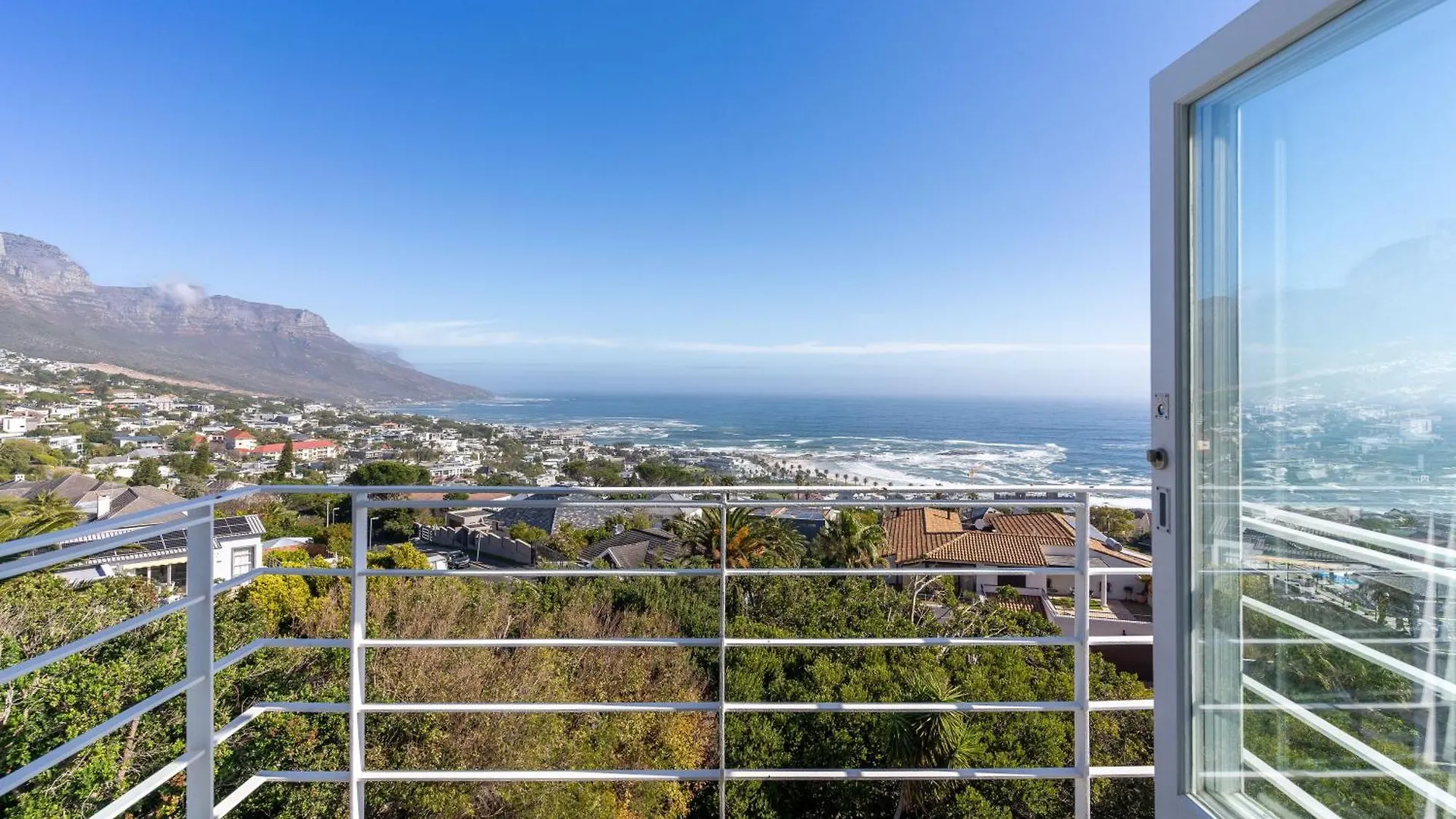 Delightful Large Villa In Camps Bay With Pool - Picasso Cape Town